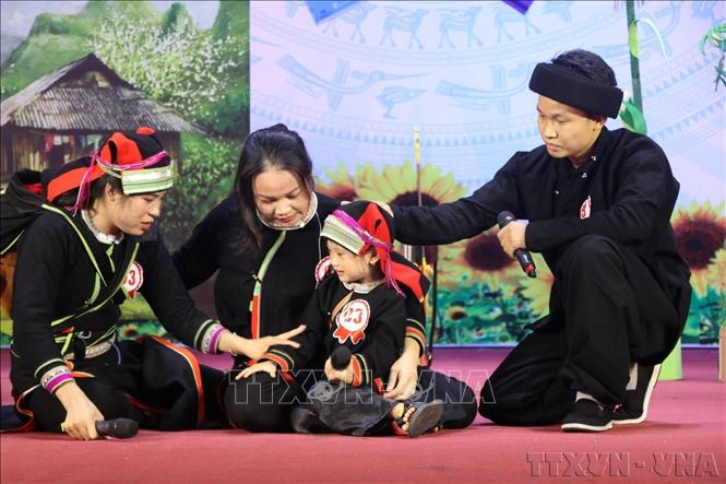 Phần thi Tiểu phẩm đội thi huyện Bảo Lâm tại Hội thi “Tìm hiểu kiến thức pháp luật về công tác gia đình và phòng, chống bạo lực gia đình” năm 2024. Ảnh: Chu Hiệu – TTXVN