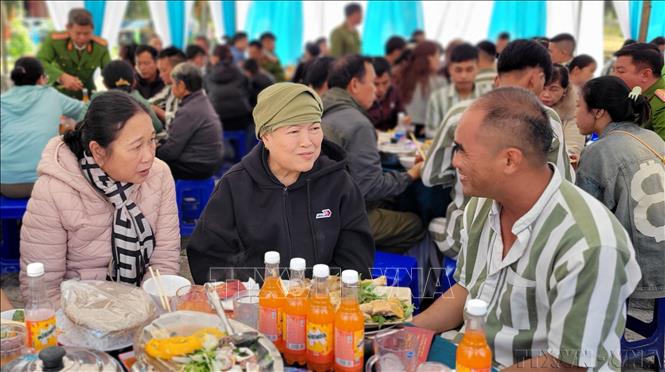 Bữa cơm tất niên sum vầy bên gia đình của các phạm nhân tại Trại giam Gia Trung, tỉnh Gia Lai (1/2025). Ảnh: Hoài Nam – TTXVN