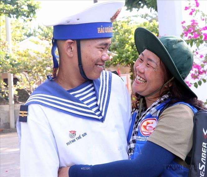 Niềm vui đón mẹ đến thăm của chiến sĩ trẻ Huỳnh Thế Sơn tại đảo Sinh Tồn. Ảnh: Xuân Khu – TTXVN