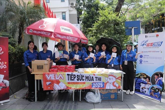 Lực lượng tiếp sức mùa thi tại điểm trường THCS Ngô Sĩ Liên (Hà Nội). Ảnh: Thành Phương - TTXVN