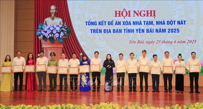 Phó Chủ tịch UBND tỉnh Yên Bái Vũ Thị Hiền Hạnh tặng Bằng khen cho các cá nhân. Ảnh: Tiến Khánh - TTXVN