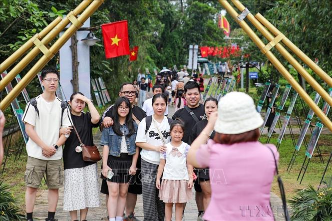 Các gia đình lưu lại khoảnh khắc tại Làng văn hoá các dân tộc trong Ngày Quốc tế Lao động (1/5/2025). Ảnh: Khánh Hoà – TTXVN
