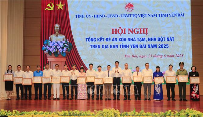 Phó Chủ tịch Thường trực UBND tỉnh Yên Bái Nguyễn Thế Phước tặng Bằng khen cho các tập thể. Ảnh: Tiến Khánh - TTXVN