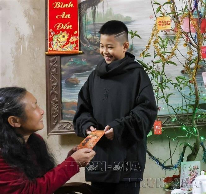 Trẻ em vui mừng khi được ông bà mừng tuổi cùng với những lời chúc chăm ngoan, học giỏi trong ngày đầu năm mới. Ảnh: Thanh Tùng – TTXVN