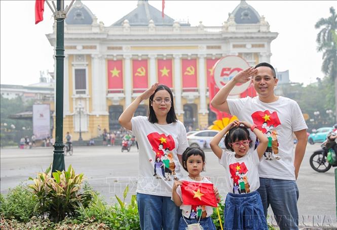 Một gia đình chụp ảnh lưu lại kỷ niệm trong dịp kỷ niệm 50 năm Ngày Giải phóng miền Nam, thống nhất đất nước (30/4/2025). Ảnh: Khánh Hoà – TTXVN