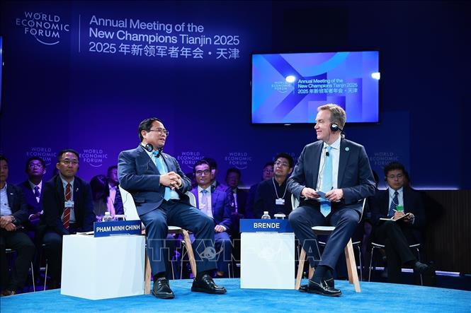 Prime Minister Pham Minh Chinh and President and CEO of the World Economic Forum (WEF) Borge Brende. VNA Photo: Dương Giang