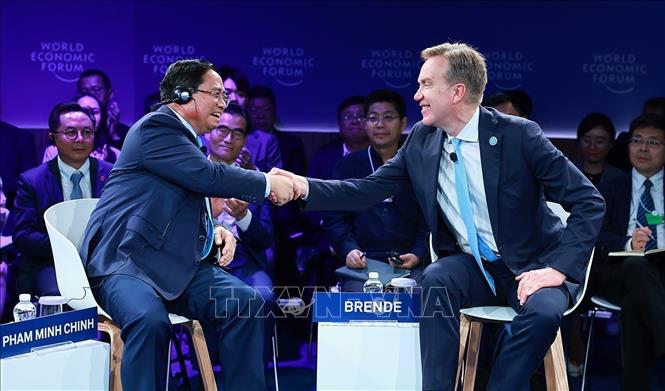 Prime Minister Pham Minh Chinh and President and CEO of the World Economic Forum (WEF) Borge Brende. VNA Photo: Dương Giang