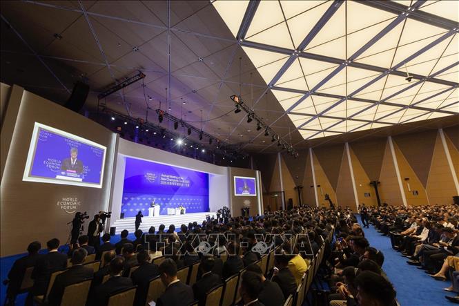 Delegates at the WEF Tianjin 16's opening plenary session. VNA Photo: Dương Giang
