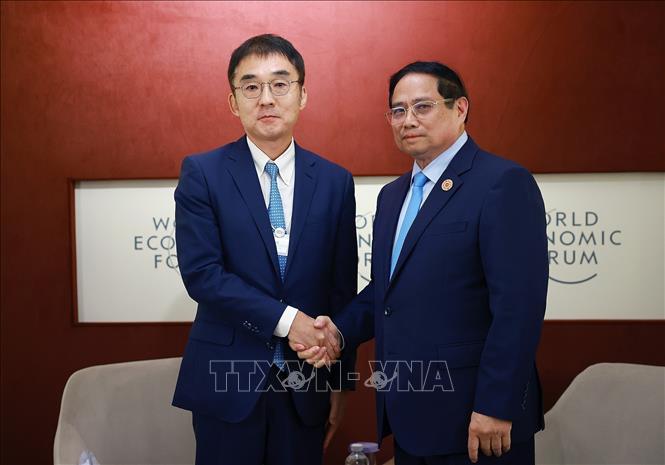 Prime Minister Pham Minh Chinh meets Tetsuya Watanabe, President of the Economic Research Institute for ASEAN and East Asia (ERIA). VNA Photo: Dương Giang