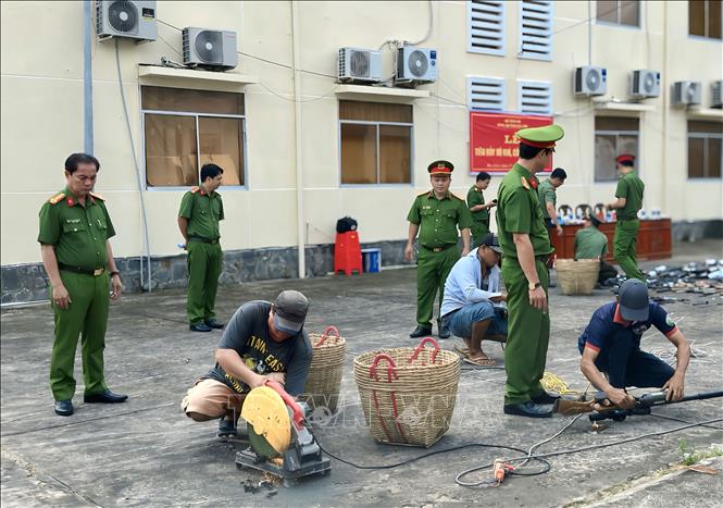 Việc tiêu hủy vũ khí, công cụ hỗ trợ được thực hiện dưới sự giám sát của Hội đồng tiêu hủy, đảm bảo nguyên tắc tuyệt đối an toàn cho người và phương tiện. Ảnh: Trọng Nguyễn - TTXVN