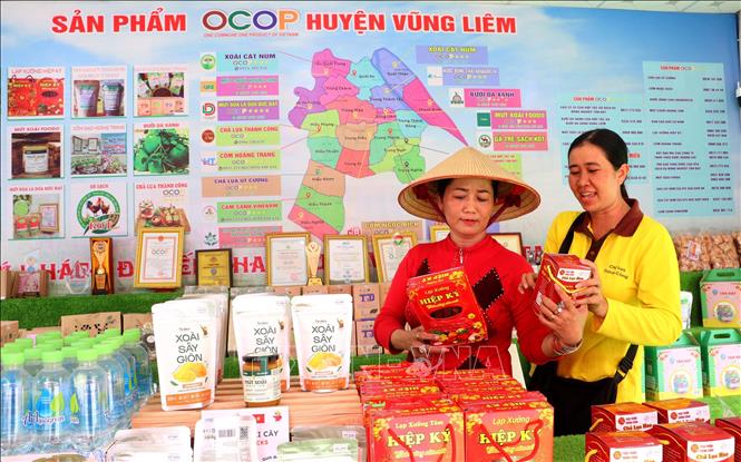 Gian hàng trưng bày giới thiệu các sản phẩm OCOP huyện Vũng Liêm, tỉnh Vĩnh Long. Ảnh: Lê Thúy Hằng – TTXVN