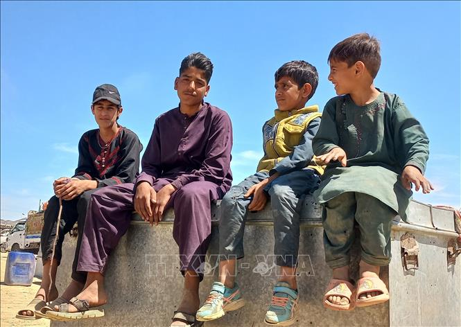 Người tị nạn Afghanistan tại cửa khẩu Torkham ở tỉnh Nangarhar, Pakistan ngày 16/4/2025. Ảnh: THX/TTXVN