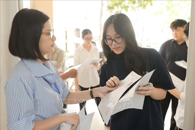 Thí sinh đến làm thủ tục dự thi ngày 25/6/2025. Ảnh: Minh Quyết - TTXVN