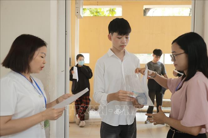 Thí sinh đến làm thủ tục dự thi ngày 25/6/2025. Ảnh: Minh Quyết - TTXVN