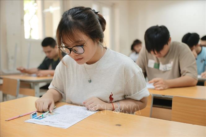 Thí sinh kiểm tra thông tin trên phiếu dự thi. Ảnh: Minh Quyết - TTXVN