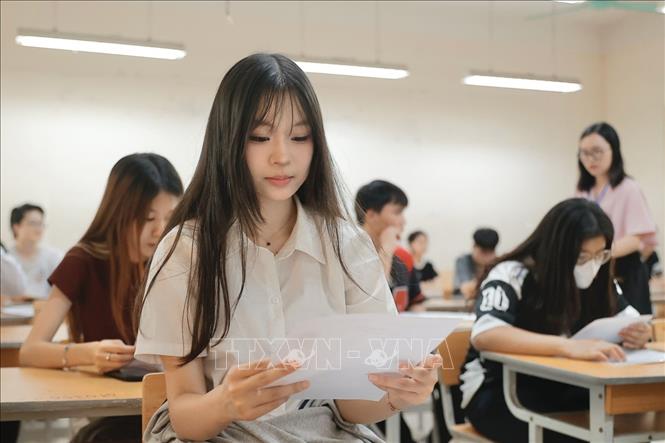 Thí sinh kiểm tra thông tin trên phiếu dự thi. Ảnh: Minh Quyết - TTXVN