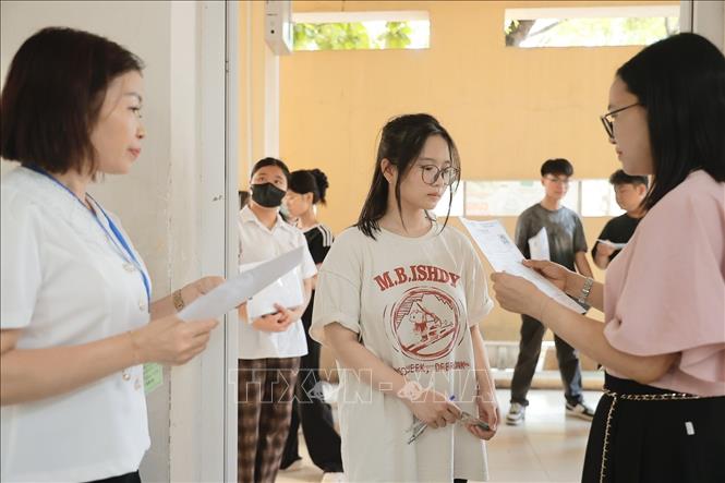 Thí sinh đến làm thủ tục dự thi ngày 25/6/2025. Ảnh: Minh Quyết - TTXVN