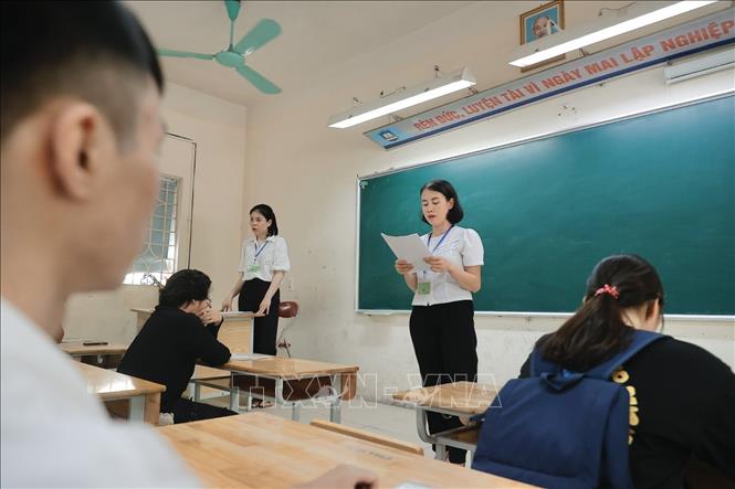 Giám thị phổ biến quy chế thi. Ảnh: Minh Quyết - TTXVN