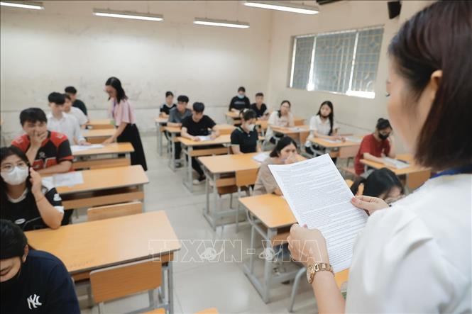 Giám thị phổ biến quy chế thi. Ảnh: Minh Quyết - TTXVN