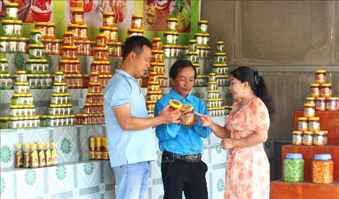 Giới thiệu sản phẩm chao Thuận Duyên đạt OCOP 4 sao đến người tiêu dùng. Ảnh: Lê Thúy Hằng – TTXVN