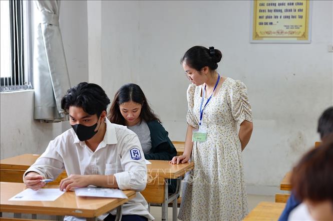 Với quy mô lớn, Hội đồng thi Hà Nội đã điều động trên 16.000 cán bộ, giáo viên, nhân viên tham gia công tác coi thi tại các Điểm thi; trên 800 cán bộ, giáo viên tham gia công tác chấm thi. Ảnh: Thanh Tùng - TTXVN