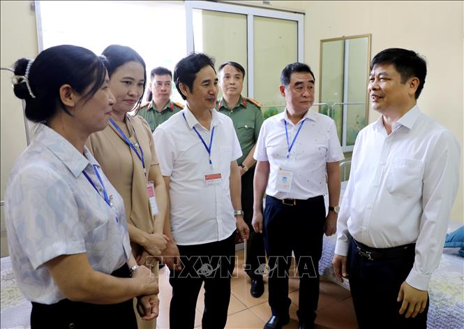 Phó Chủ tịch UBND tỉnh Thái Bình Phạm Văn Nghiêm (ngoài cùng bên phải) kiểm tra công tác tổ chức kỳ thi tại điểm thi Trường THCS Lương Thế Vinh (thành phố Thái Bình). Ảnh: Thế Duyệt - TTXVN