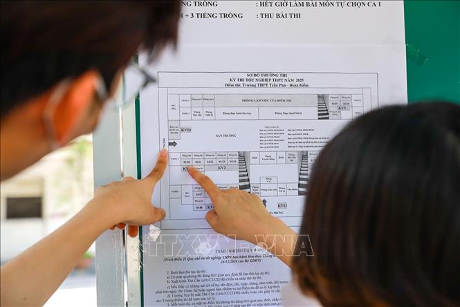 Thí sinh làm thủ tục dự thi tại điểm trường THPT Trần Phú (quận Hoàn Kiếm, Hà Nội). Ảnh: Khánh Hoà - TTXVN