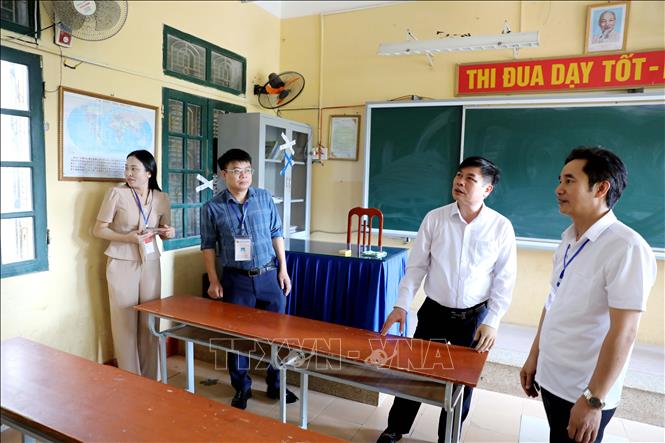 Phó Chủ tịch UBND tỉnh Thái Bình Phạm Văn Nghiêm kiểm tra (thứ 2, phải sang) công tác tổ chức kỳ thi tại điểm thi Trường THCS Lương Thế Vinh (thành phố Thái Bình). Ảnh: Thế Duyệt - TTXVN
