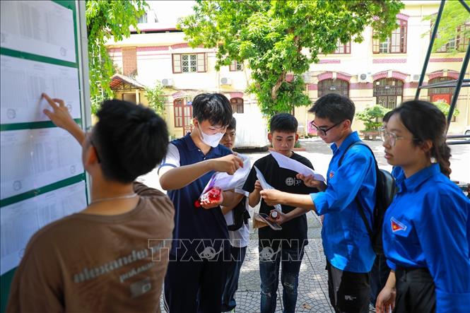 Hỗ trợ thí sinh tại điểm trường THPT Trần Phú (quận Hoàn Kiếm, Hà Nội). Ảnh: Khánh Hoà - TTXVN