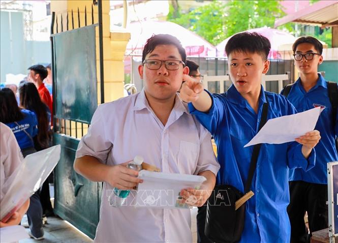 Thí sinh làm thủ tục dự thi Tốt nghiệp THPT 2025 tại điểm trường THPT Trần Phú (quận Hoàn Kiếm, Hà Nội). Ảnh: Khánh Hoà - TTXVN