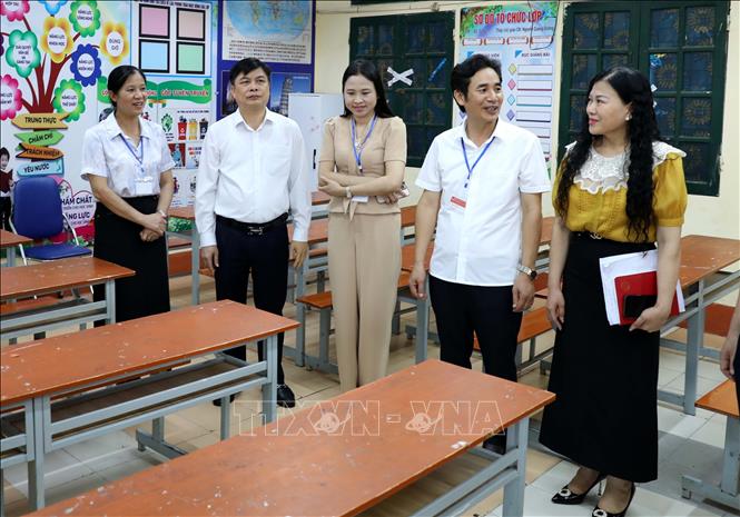 Phó Chủ tịch UBND tỉnh Thái Bình Phạm Văn Nghiêm kiểm tra (thứ 2, trái sang) công tác tổ chức kỳ thi tại điểm thi Trường THCS Lương Thế Vinh (thành phố Thái Bình). Ảnh: Thế Duyệt - TTXVN