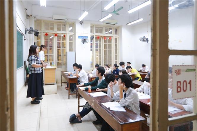 Giám thị đọc quy chế dự thi tại điểm trường THPT Trần Phú (quận Hoàn Kiếm, Hà Nội). Ảnh: Khánh Hoà - TTXVN