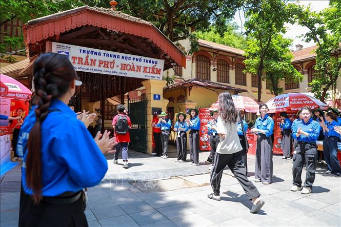 Thí sinh đến làm thủ tục dự thi tại điểm trường THPT Trần Phú (quận Hoàn Kiếm, Hà Nội). Ảnh: Khánh Hoà - TTXVN
