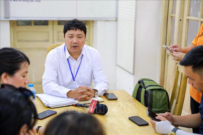 Ông Lê Trung Kiên, Trưởng điểm thi trường THPT Trần Phú (quận Hoàn Kiếm) trả lời báo chí về công tác chuẩn bị cho kỳ thi. Ảnh: Khánh Hoà - TTXVN