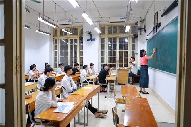 Giám thị phổ biến quy chế thi tại điểm trường THPT Trần Phú (quận Hoàn Kiếm, Hà Nội). Ảnh: Khánh Hoà - TTXVN