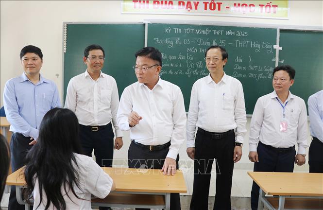 Phó Thủ tướng Lê Thành Long kiểm tra công tác chuẩn bị cho kỳ thi THPT tại Hải Phòng. Ảnh: Hoàng Ngọc - TTXVN 