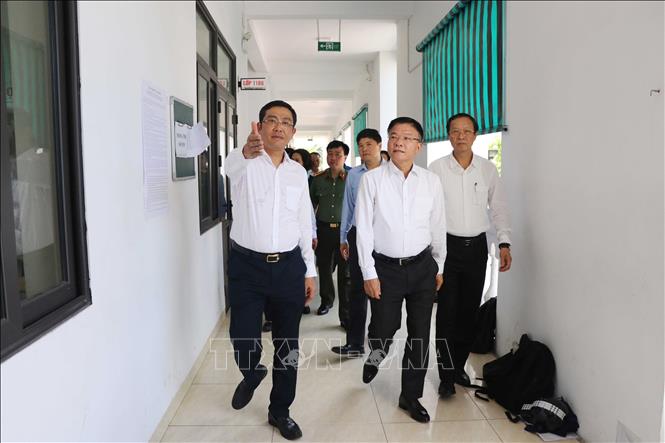 Phó Thủ tướng Lê Thành Long kiểm tra công tác chuẩn bị cho kỳ thi THPT tại Hải Phòng. Ảnh: Hoàng Ngọc - TTXVN 