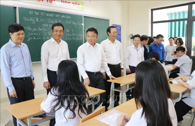 Phó Thủ tướng Lê Thành Long kiểm tra công tác chuẩn bị cho kỳ thi THPT tại Hải Phòng. Ảnh: Hoàng Ngọc - TTXVN 