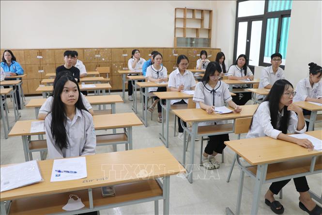 Phó Thủ tướng Lê Thành Long kiểm tra công tác chuẩn bị cho kỳ thi THPT tại Hải Phòng. Ảnh: Hoàng Ngọc - TTXVN 