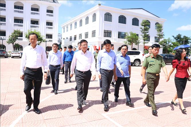 Phó Thủ tướng Lê Thành Long kiểm tra công tác chuẩn bị cho kỳ thi THPT tại Hải Phòng. Ảnh: Hoàng Ngọc - TTXVN 