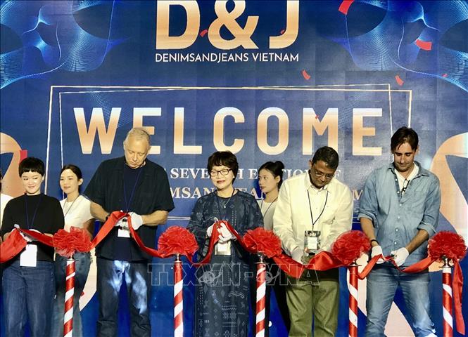 Delegates cut the ribbon to open the expo. VNA Photo: Mỹ Phương