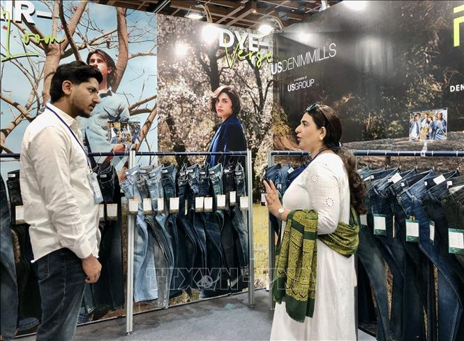 Indian visitors at the expo. VNA Photo: Mỹ Phương