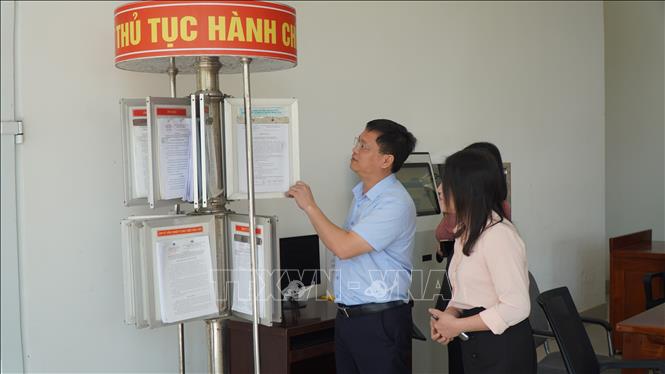 Phó Chủ tịch Thường trực UBND thành phố Nguyễn Thanh Bình kiểm tra công tác vận hành chính quyền địa phương hai cấp tại thị xã Hương Trà. Ảnh: Tường Vi - TTXVN