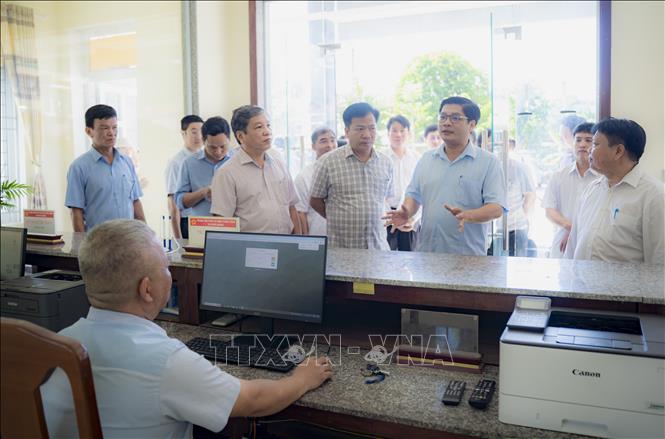 Phó Chủ tịch UBND thành phố Huế Nguyễn Chí Tài cùng đoàn công tác kiểm tra vận hành mô hình chính quyền 2 cấp tại huyện Phú Lộc. Ảnh: Tường Vi - TTXVN