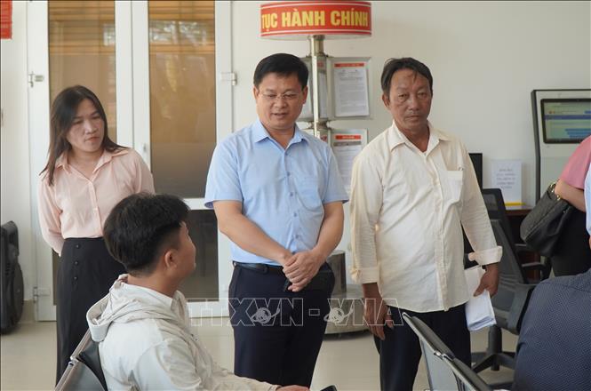 Phó Chủ tịch Thường trực UBND thành phố Nguyễn Thanh Bình kiểm tra công tác vận hành chính quyền địa phương hai cấp tại thị xã Hương Trà. Ảnh: Tường Vi - TTXVN            