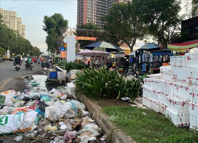 Rác thải từ chợ tự phát gây ô nhiễm môi trường. Ảnh: Hương Giang - TTXVN