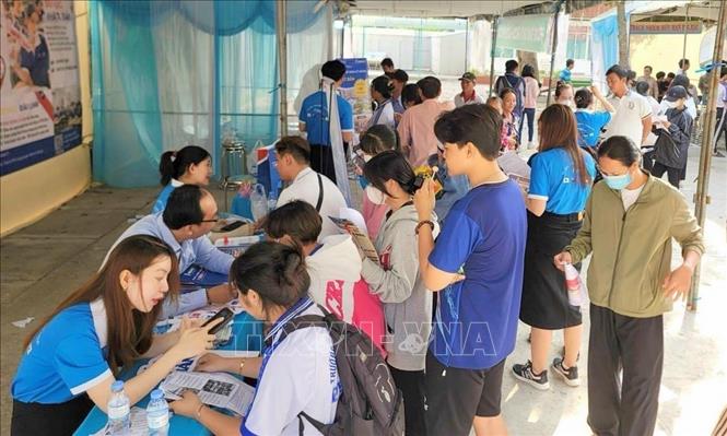 Người lao động dự “Ngày hội việc làm” năm 2025 giữa người lao động và các doanh nghiệp trên địa bàn huyện Châu Thành. Ảnh: Công Mạo-TTXVN
