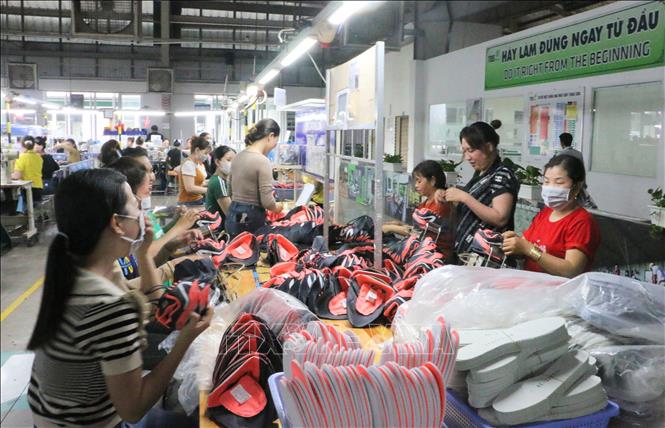 Nhiều doanh nghiệp đã tăng các chế độ đãi ngộ nhưng vẫn không thu hút được lao động. Ảnh: Công Mạo-TTXVN