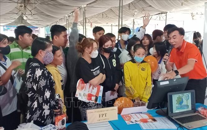 Người lao động dự “Ngày hội việc làm” năm 2025 giữa người lao động và các doanh nghiệp trên địa bàn huyện Châu Thành. Ảnh: Công Mạo-TTXVN