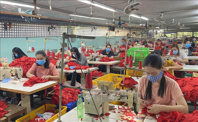 Đơn hàng tăng trở lại, nhiều doanh nghiệp trên địa bàn tinh An Giang liên tục tuyển dụng vẫn chưa đạt số lượng theo nhu cầu. Ảnh: Công Mạo-TTXVN